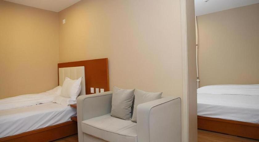 Beijing Yi Jia Hotel Экстерьер фото